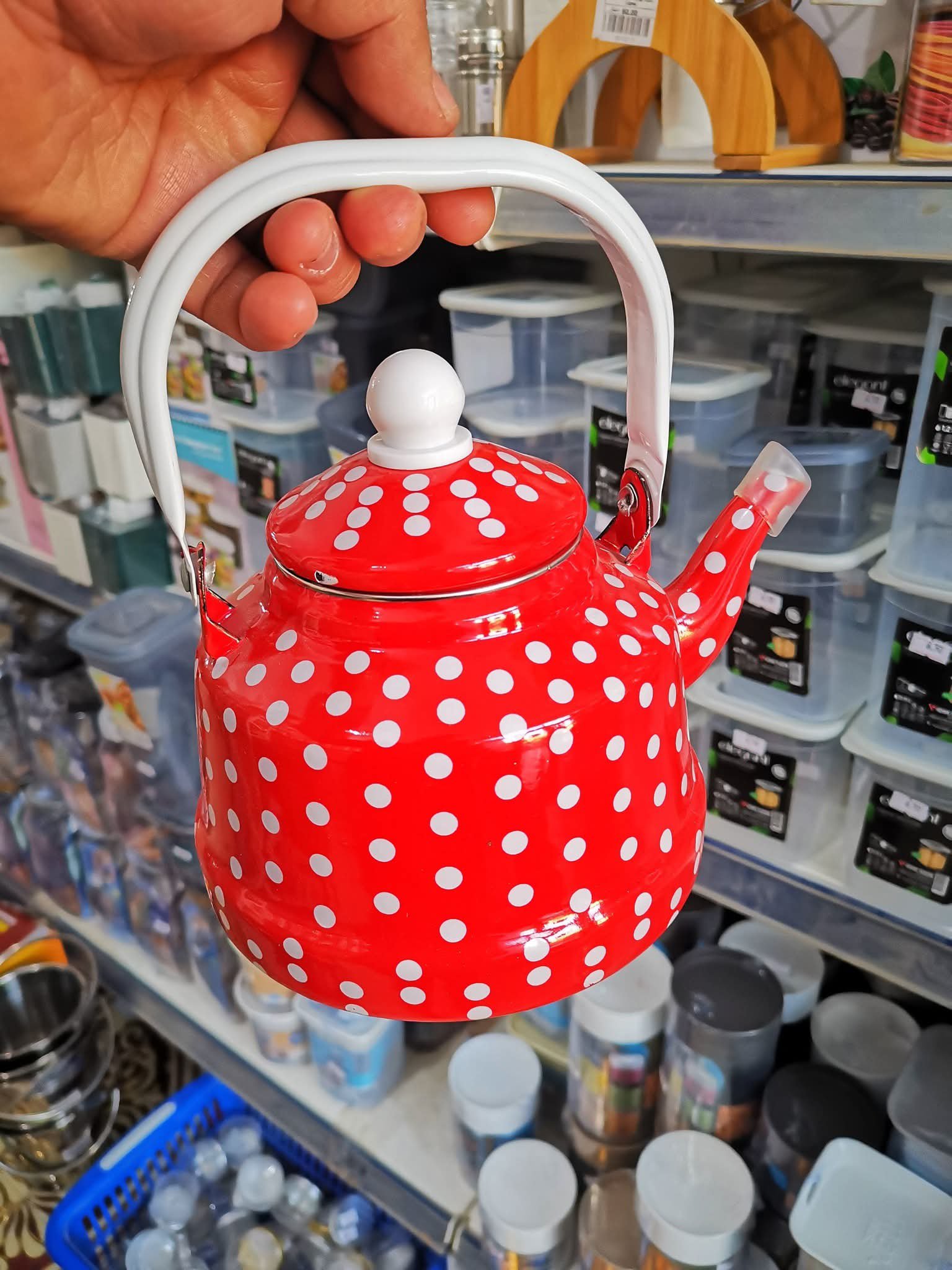 2025/12/1000013959.jpg إبريق شاي كلاسيك باللون الأحمر المنقط