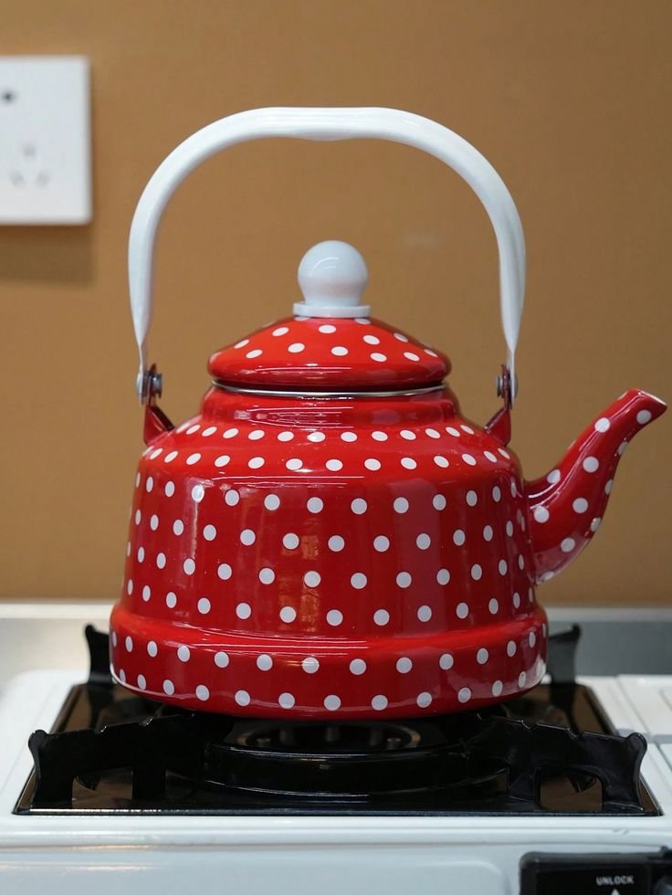 2025/12/1000013960.jpg إبريق شاي كلاسيك باللون الأحمر المنقط